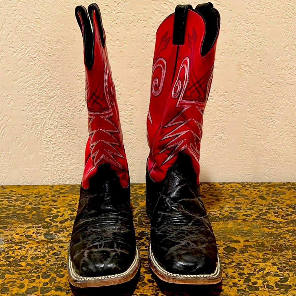 Men’s Justin’s cowboy boots!!